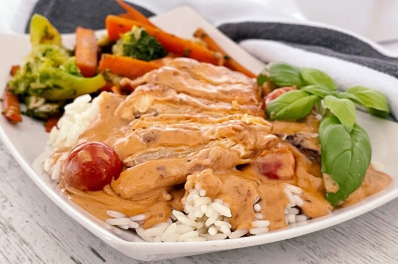 Pui delicios in sos cremos cu rosii cherry si parmezan