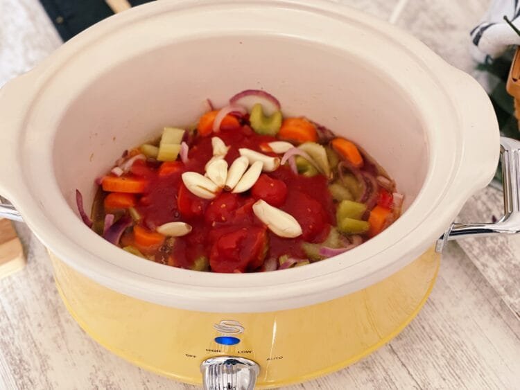 condimentare si adaugare vin Ribs Slow Cook cu Piure de Mazăre și Cartofi Aromați