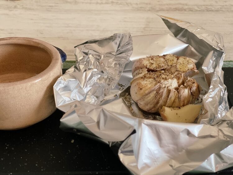 preparare usturoi copt pentru Ribs Slow Cook cu Piure de Mazăre și Cartofi Aromați foto 1