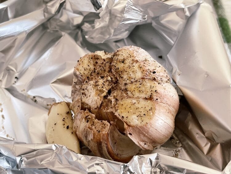 preparare usturoi copt pentru Ribs Slow Cook cu Piure de Mazăre și Cartofi Aromați foto 2