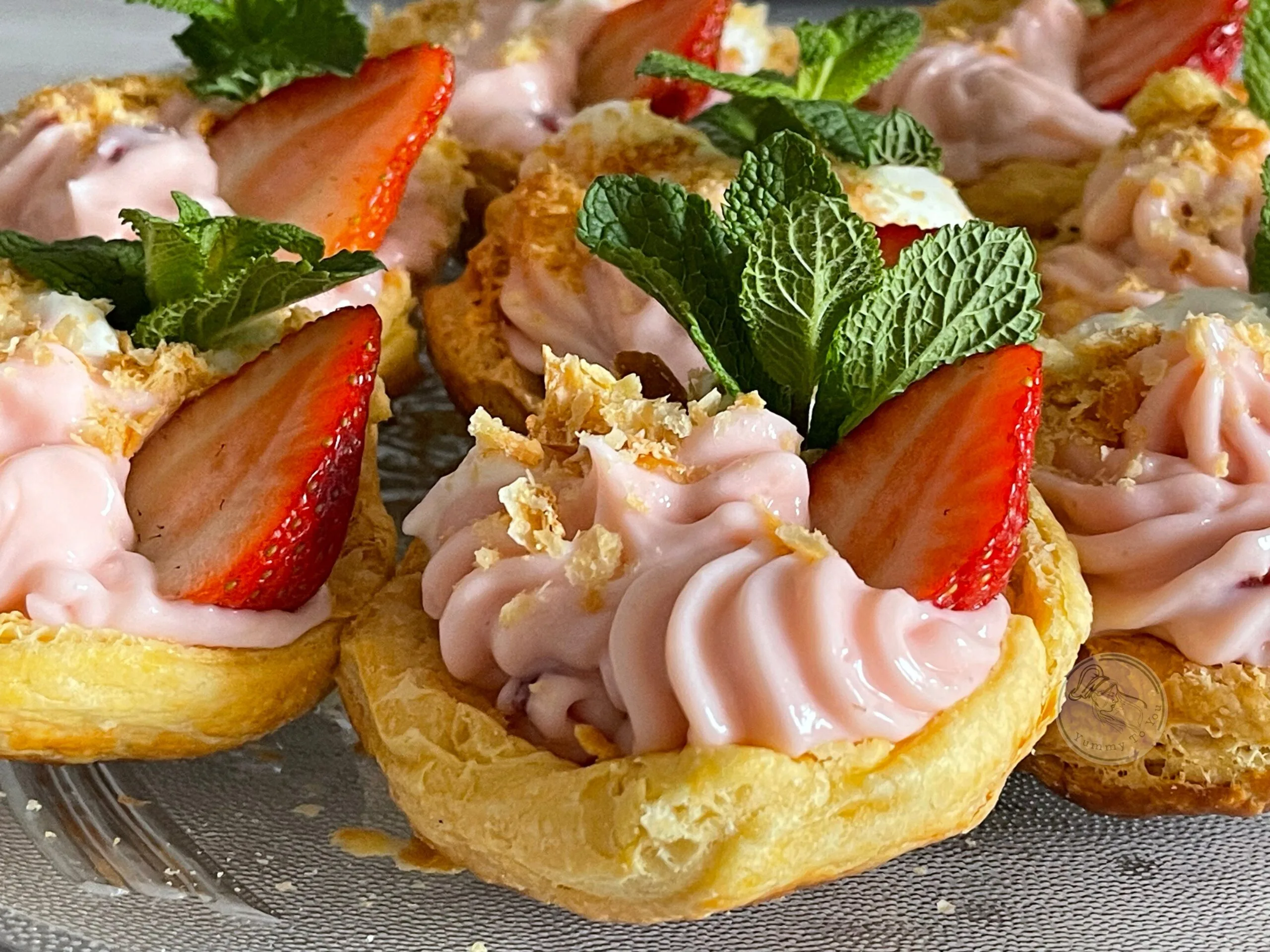 Cosulete din Foietaj cu Crema de Capsuni si Frisca – Desert Rapid si Elegant