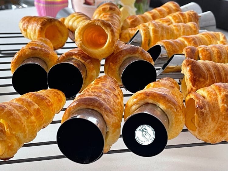 baked puff pastry for Cream Cheese-Filled Puff-Pastry Shaped Carrots n