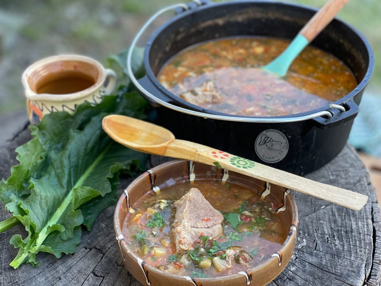 O delicioasa Ciorbă de Stevie cu Carne de Porc – gătită la ceaun