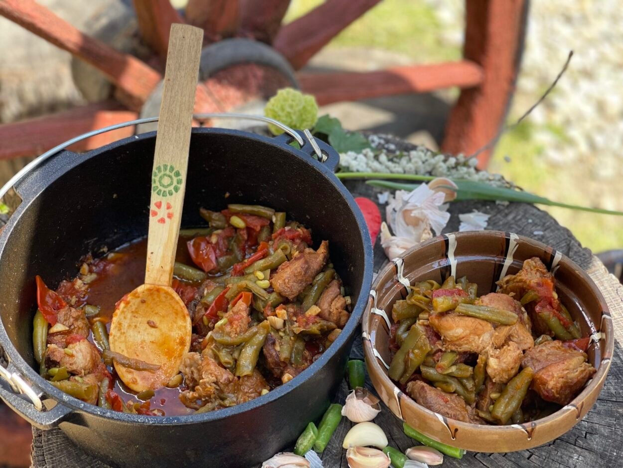 Ceaun de Porc și Fasole Verde – cină simplă, ca la țară cu doar 5 ingrediente