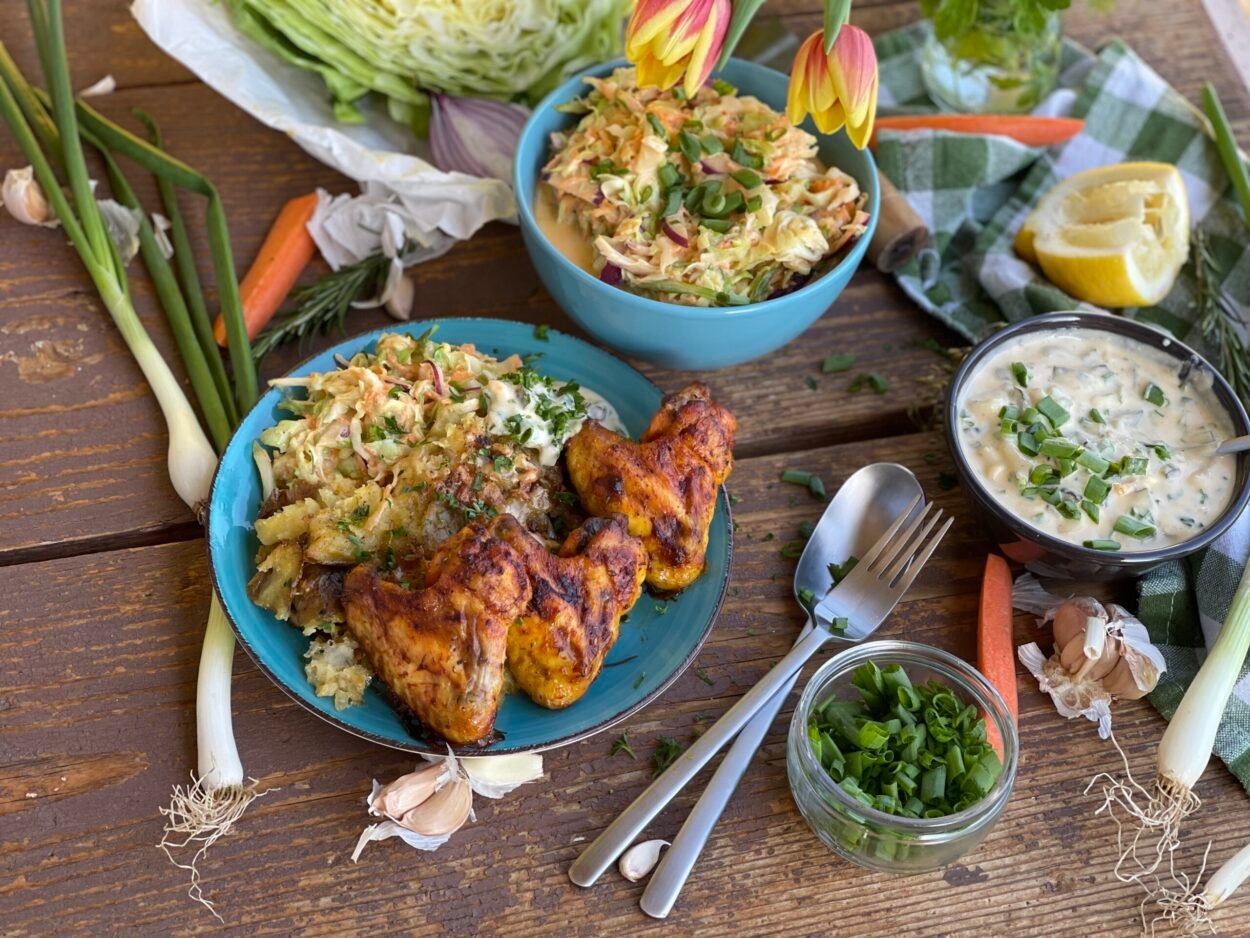 Cartofi Zdrobiti la Cuptor cu Aripioare Crocante si Salata Coleslaw – Un Pranz Rustic perfect