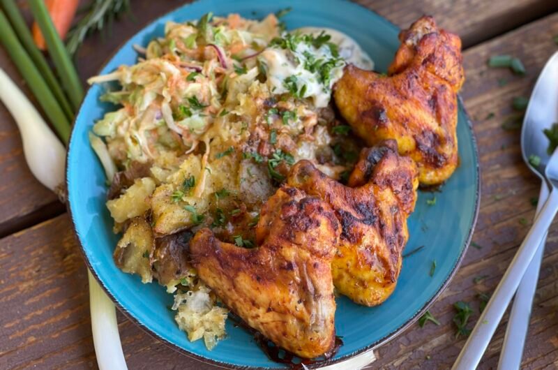 Smashed Potatoes cu Aripioare Crocante si Salata Coleslaw