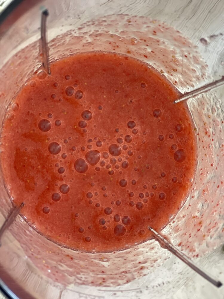 pregatire capsuni pentru Strawberry Whisper – Mousse de Căpșuni și Ciocolată Albă