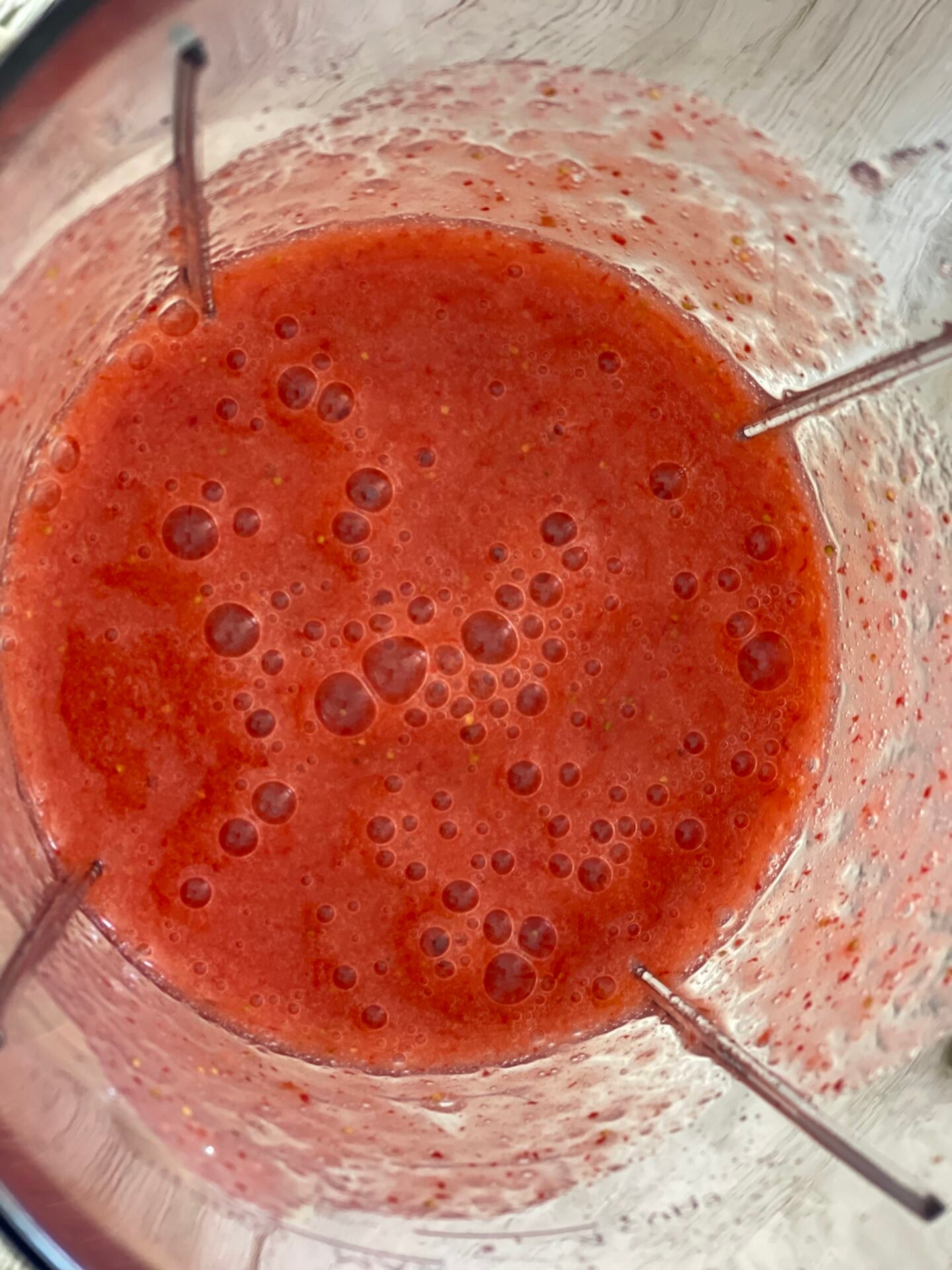 pregatire capsuni pentru Strawberry Whisper – Mousse de Căpșuni și Ciocolată Albă