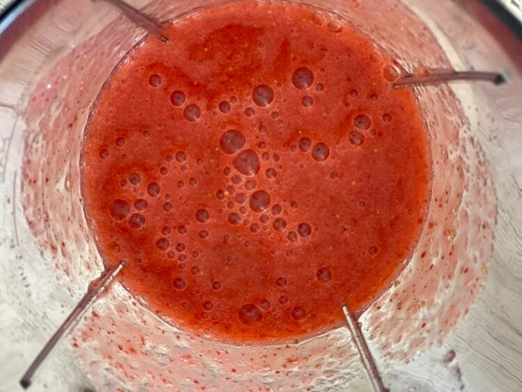 pregatire capsuni pentru Strawberry Whisper – Mousse de Căpșuni și Ciocolată Albă