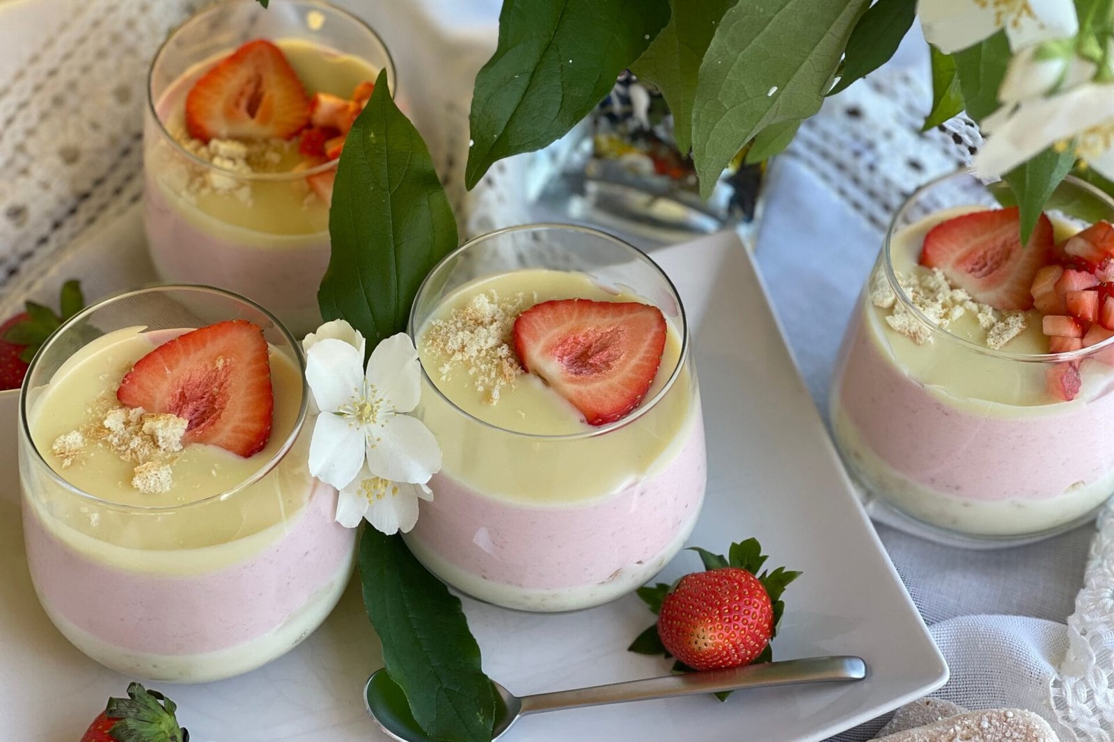 Strawberry Whisper – Mousse de Căpșuni și Ciocolată Albă (Desert de Vara Fara Coacere)