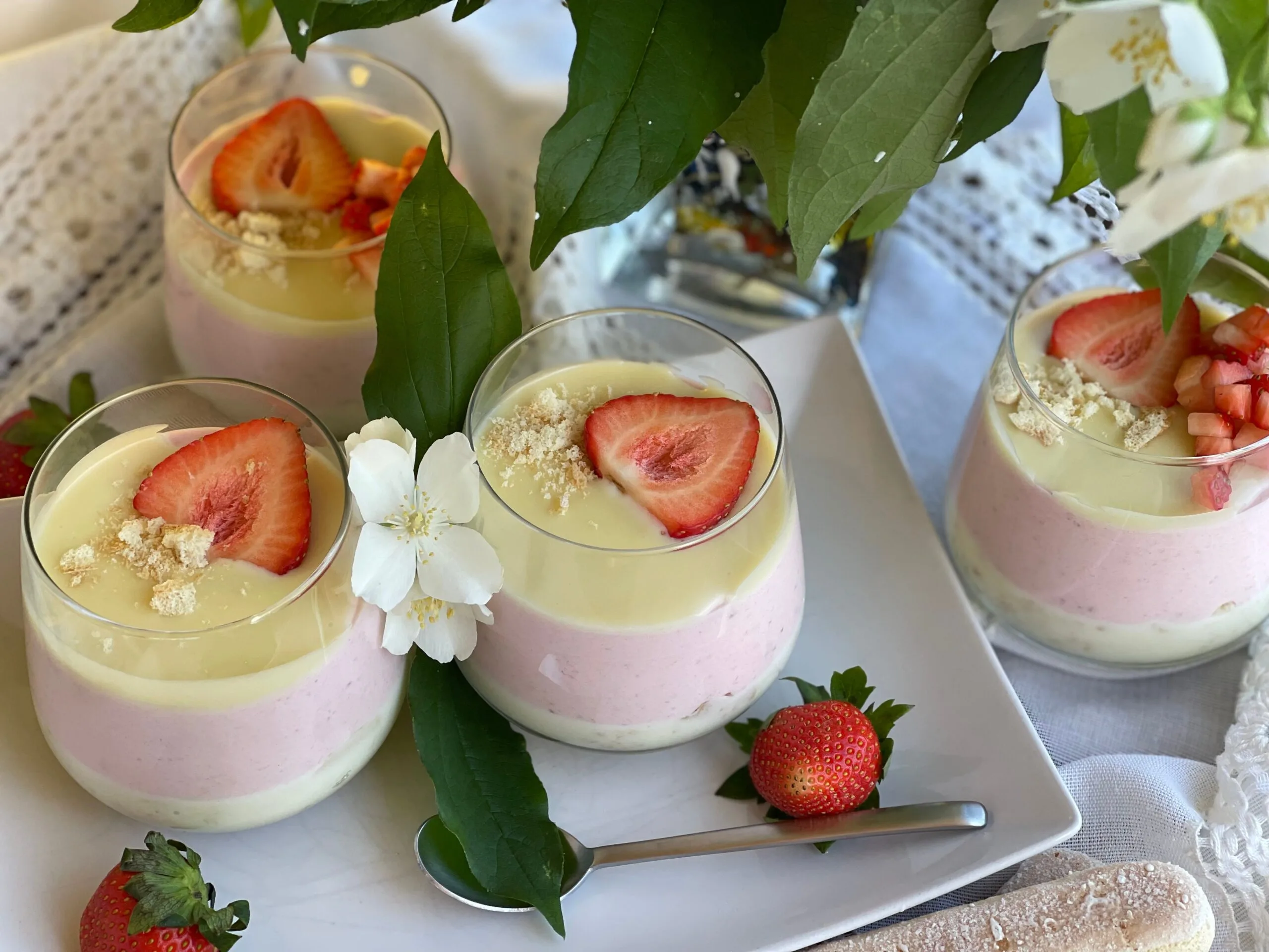 Strawberry Whisper – Mousse de Căpșuni și Ciocolată Albă (Desert de Vara Fara Coacere)