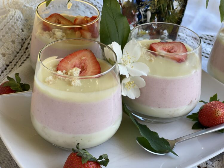servire photo 1 pentru Strawberry Whisper – Mousse de Căpșuni și Ciocolată Albă