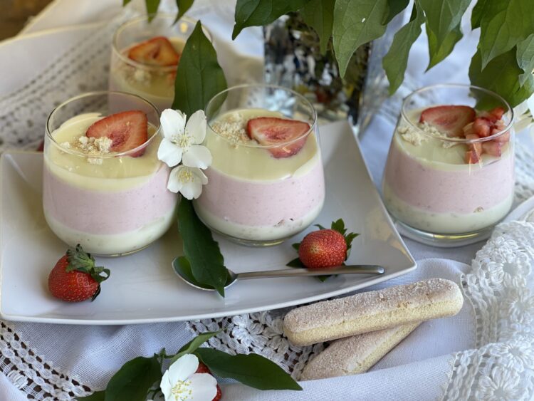 servire photo 2 pentru Strawberry Whisper – Mousse de Căpșuni și Ciocolată Albă