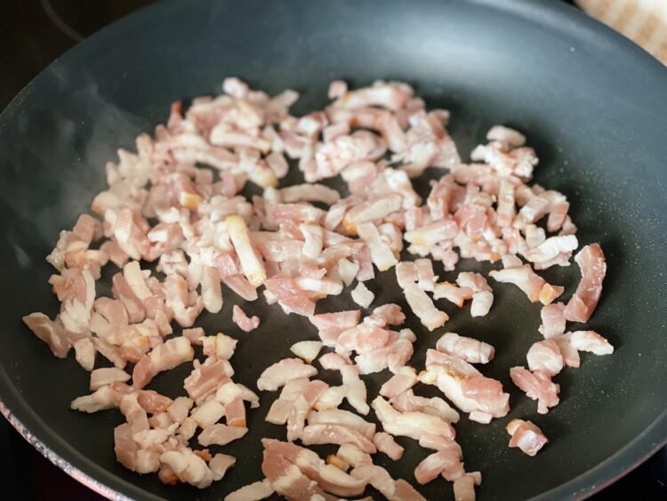 gatire bacon 1 Cuburi pufoase cu bacon și legume – checul aperitiv reinterpretat