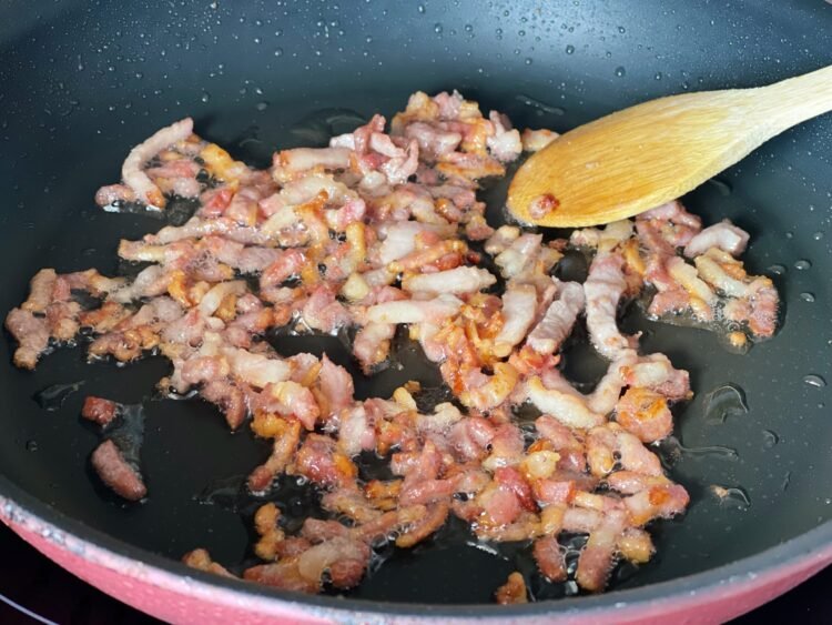 gatire bacon 2 Cuburi pufoase cu bacon și legume – checul aperitiv reinterpretat