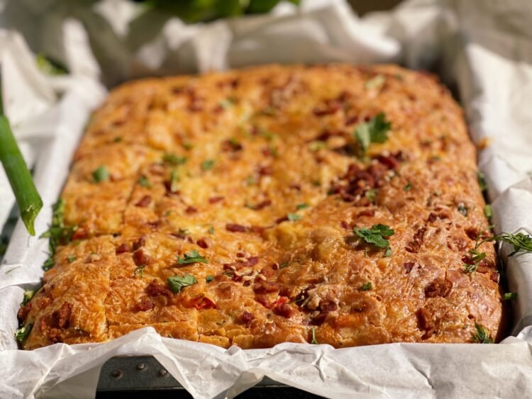 servire 2 Cuburi pufoase cu bacon și legume – checul aperitiv reinterpretat