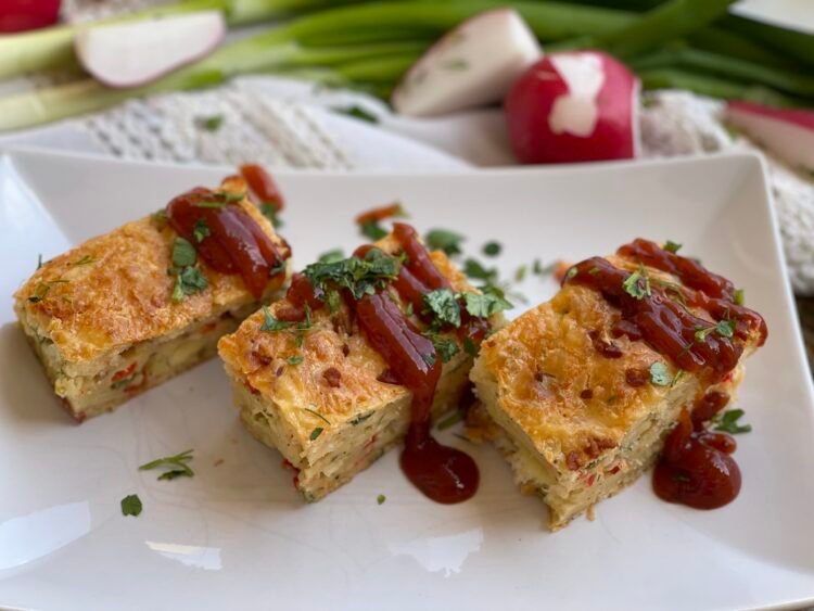 servire 4 Cuburi pufoase cu bacon și legume – checul aperitiv reinterpretat