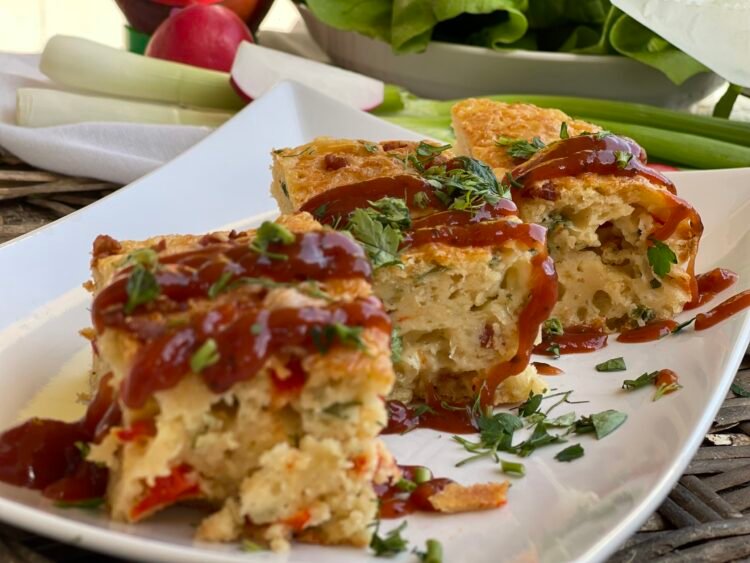 servire 3 Cuburi pufoase cu bacon și legume – checul aperitiv reinterpretat