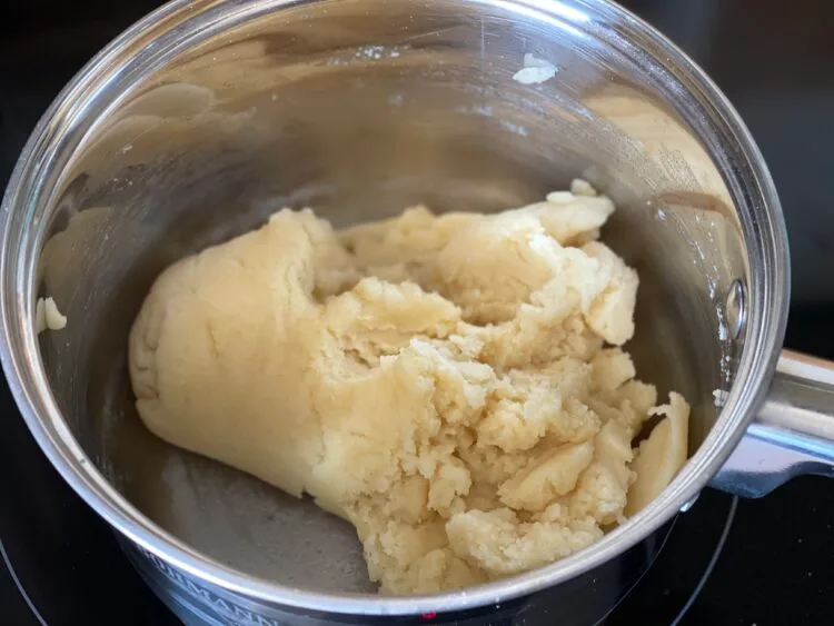 preparare aluat pentru Choux cu salata de ton, oua si legume photo 2