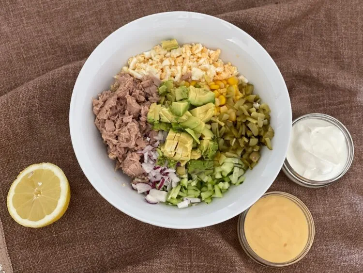 preparare salata pentru Choux cu salata de ton, oua si legume photo 1