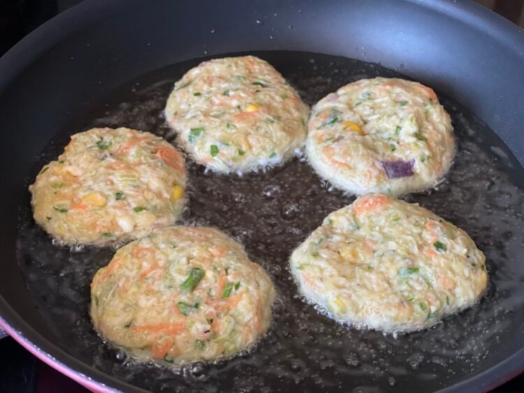 modelare si prajire 1 pentru Fritters crocante cu pui și legume – cu sos cremos de avocado