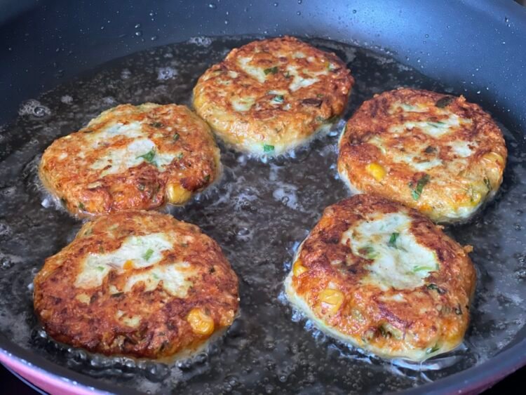 modelare si prajire 2 pentru Fritters crocante cu pui și legume – cu sos cremos de avocado