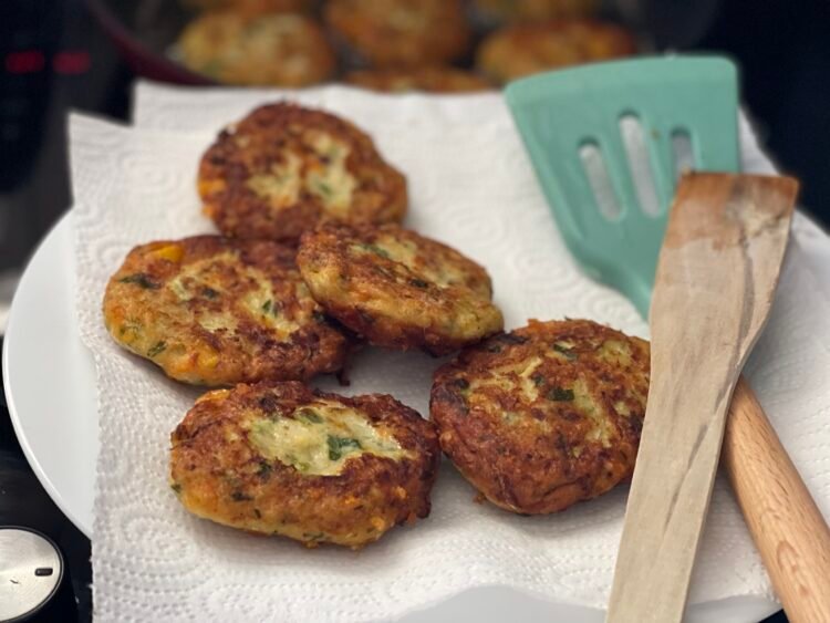 Etapa de scurgere a fritters-urilor după prăjire - pentru Fritters crocante cu pui și legume – cu sos cremos de avocado