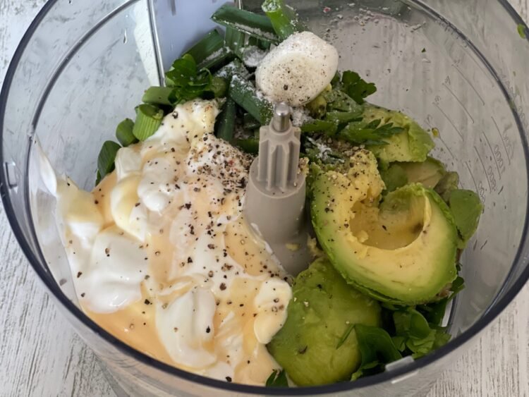 pregatire sos avocado pentru Fritters crocante cu pui și legume – cu sos cremos de avocado