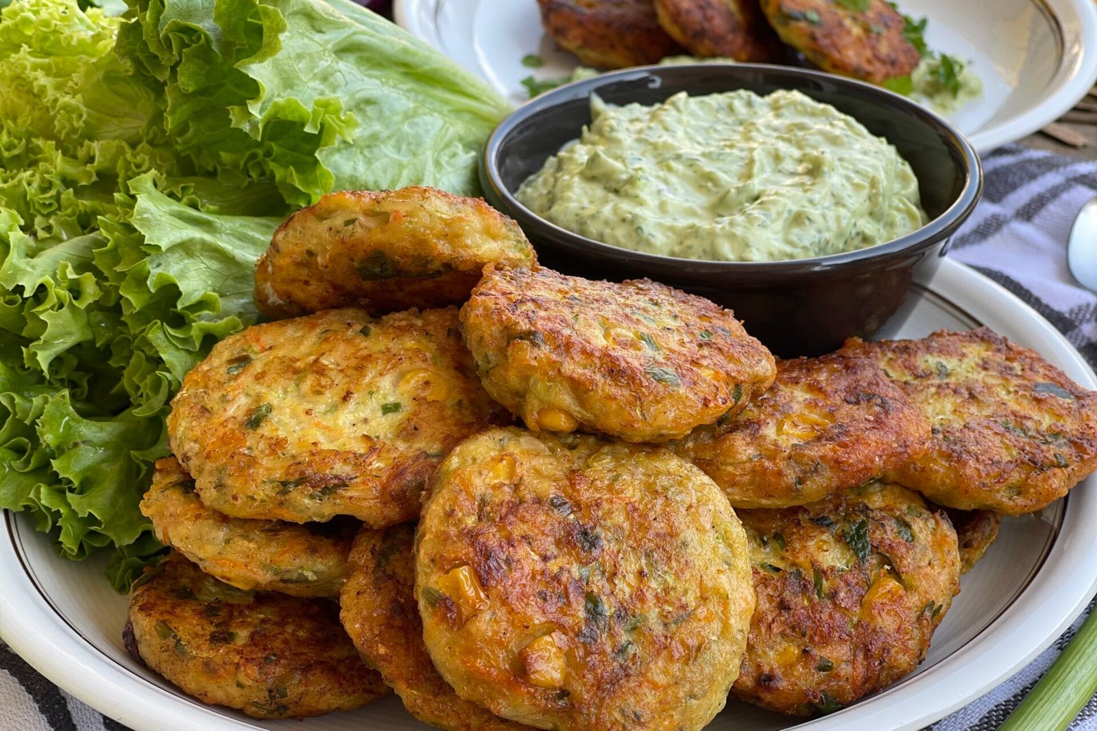 Fritters crocante cu pui și legume – cu sos cremos de avocado