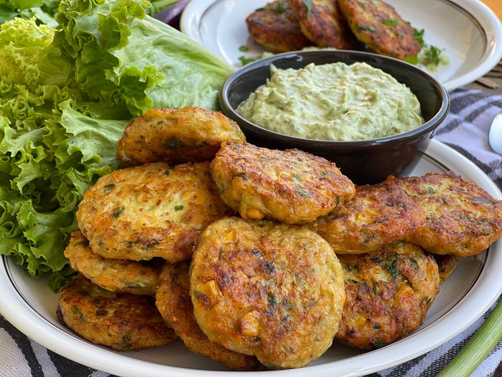 Fritters crocante cu pui și legume – cu sos cremos de avocado