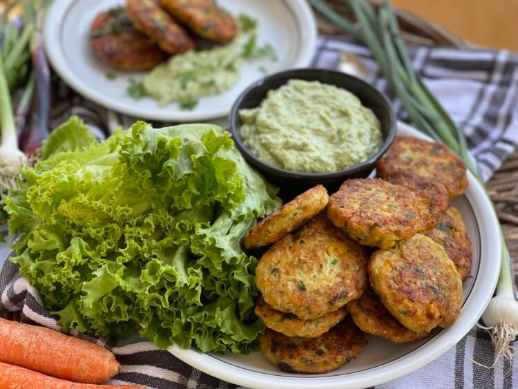servire 3 pentru Fritters crocante cu pui și legume – cu sos cremos de avocado