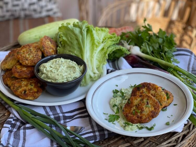 servire 2 pentru Fritters crocante cu pui și legume – cu sos cremos de avocado