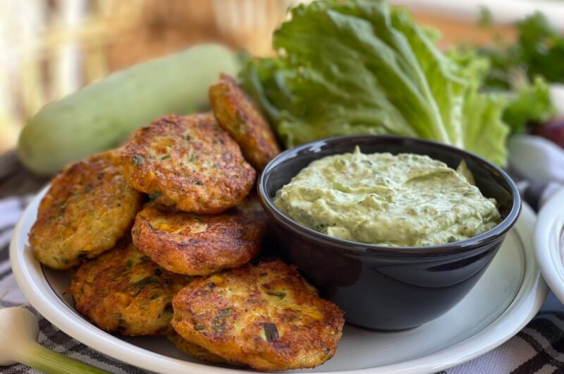 Fritters cu pui și legume – cu sos cremos de avocado