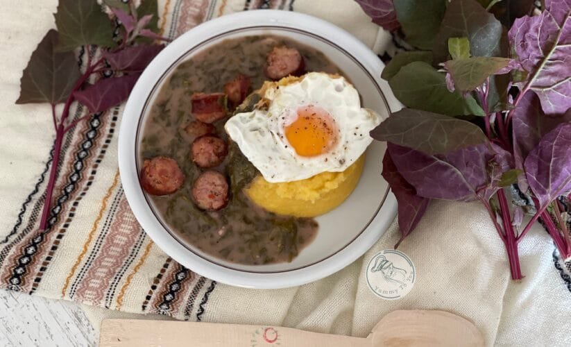 Mâncare tradițională de lobodă roșie cu lapte și cârnați afumați, servită cu ou ochi și mămăliguță