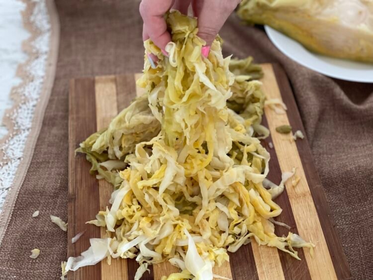 varza-tocata-fasii-subtiri Varză albă murata tocată în fâșii subțiri și lungi, pregătită pentru toppingul hot dog-ului