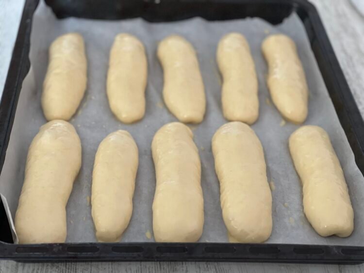 chifle-hot-dog-modelate-in-tava Chifle de hot dog modelate și așezate în tavă, unse cu ou și lăsate la crescut înainte de coacere