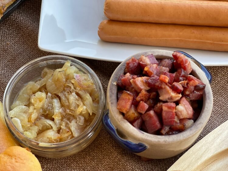 ceapa-caramelizata-bacon-crocant-topping Boluri cu ceapă caramelizată aurie și bacon crocant pregătite pentru toppingul hot dog-ului