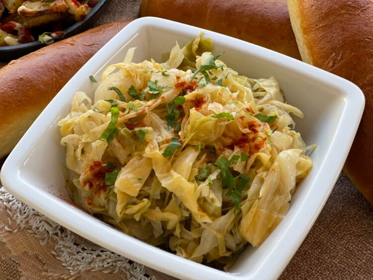 salata-de-varza-murata-pentru-hot-dog Bol cu salată de varză murată tocată fin, pregătită pentru toppingul hot dog-ului
