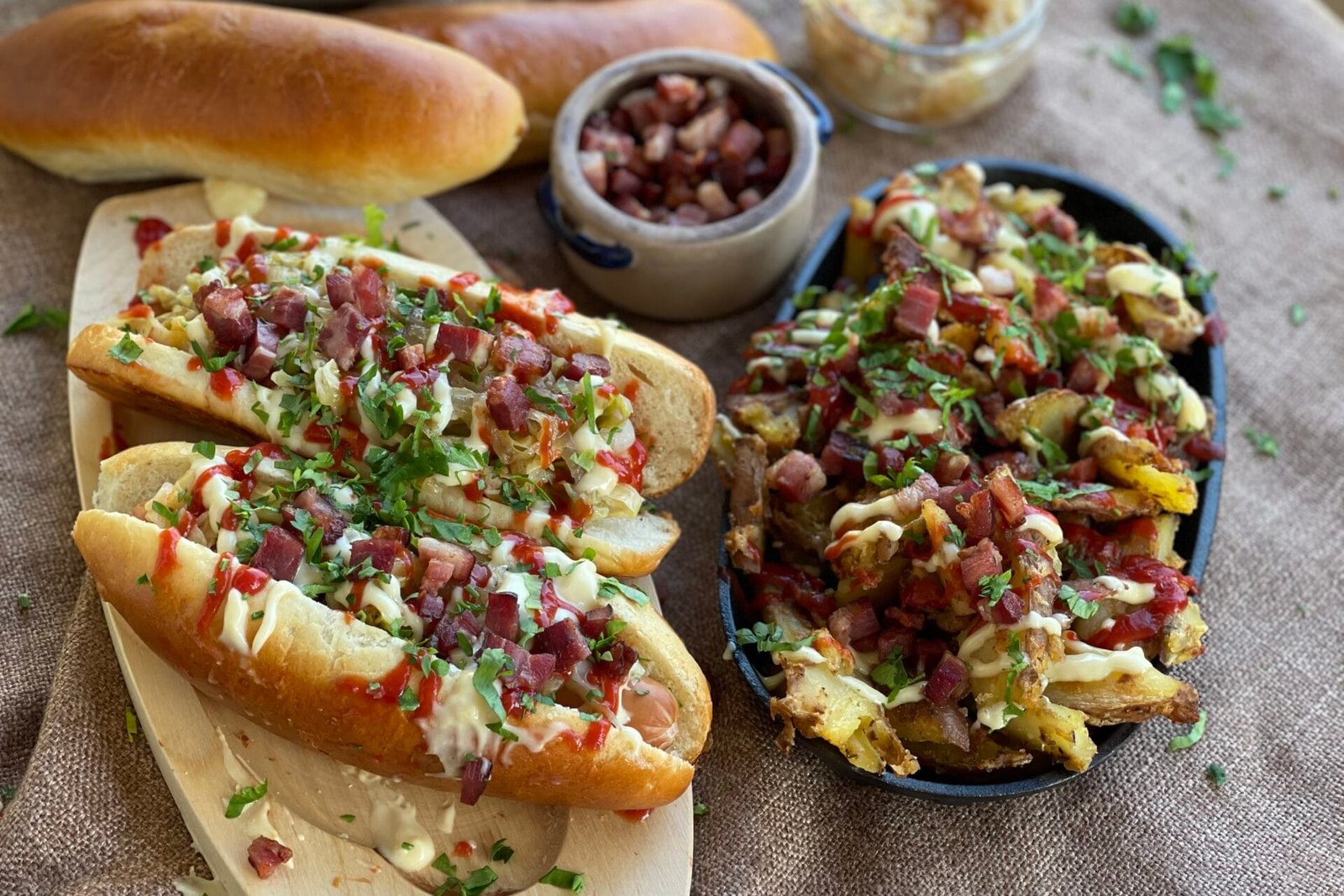 Rețetă Hot Dog & Loaded Fries – cu varză murată, ceapă caramelizată și bacon crocant