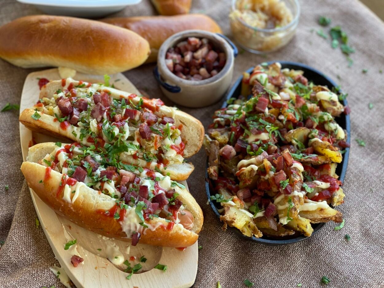Rețetă Hot Dog & Loaded Fries – cu varză murată, ceapă caramelizată și bacon crocant