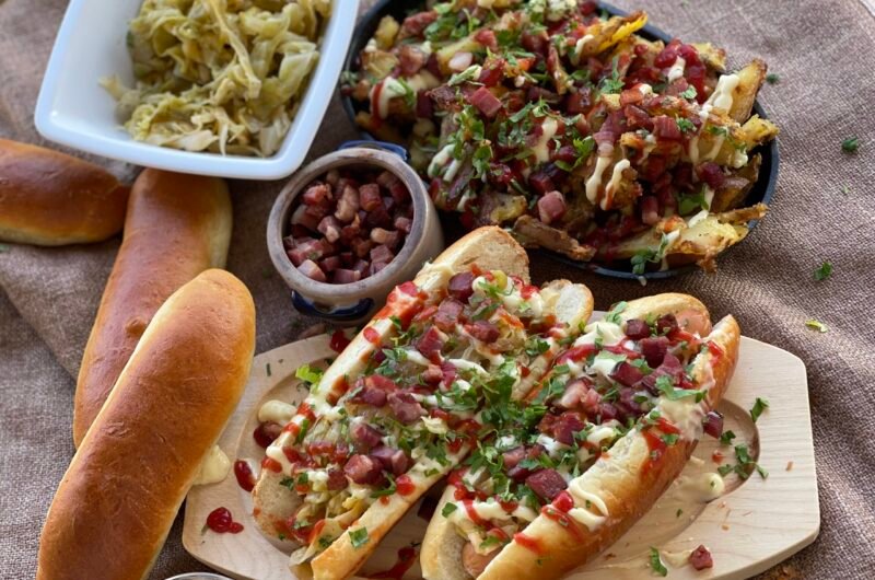 Rețetă Hot Dog & Loaded Fries – cu varză murată, ceapă caramelizată și bacon crocant