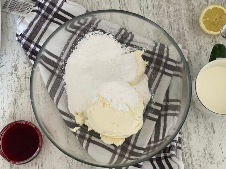 Mixare zahar pudra, mascarpone si frisca pentru crema folosita la prajitura