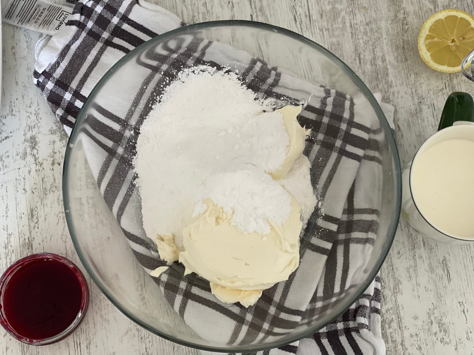 Mixare zahar pudra, mascarpone si frisca pentru crema folosita la prajitura