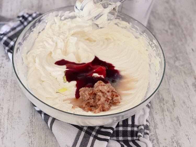 adaugare lychee si sos de zmeura in crema pentru prajitura