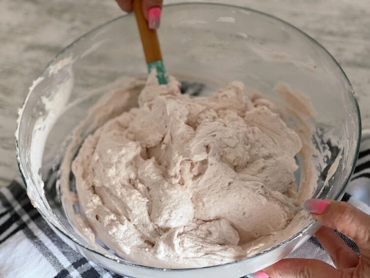 Omogenizarea cremei cu lychee pentru prajitura