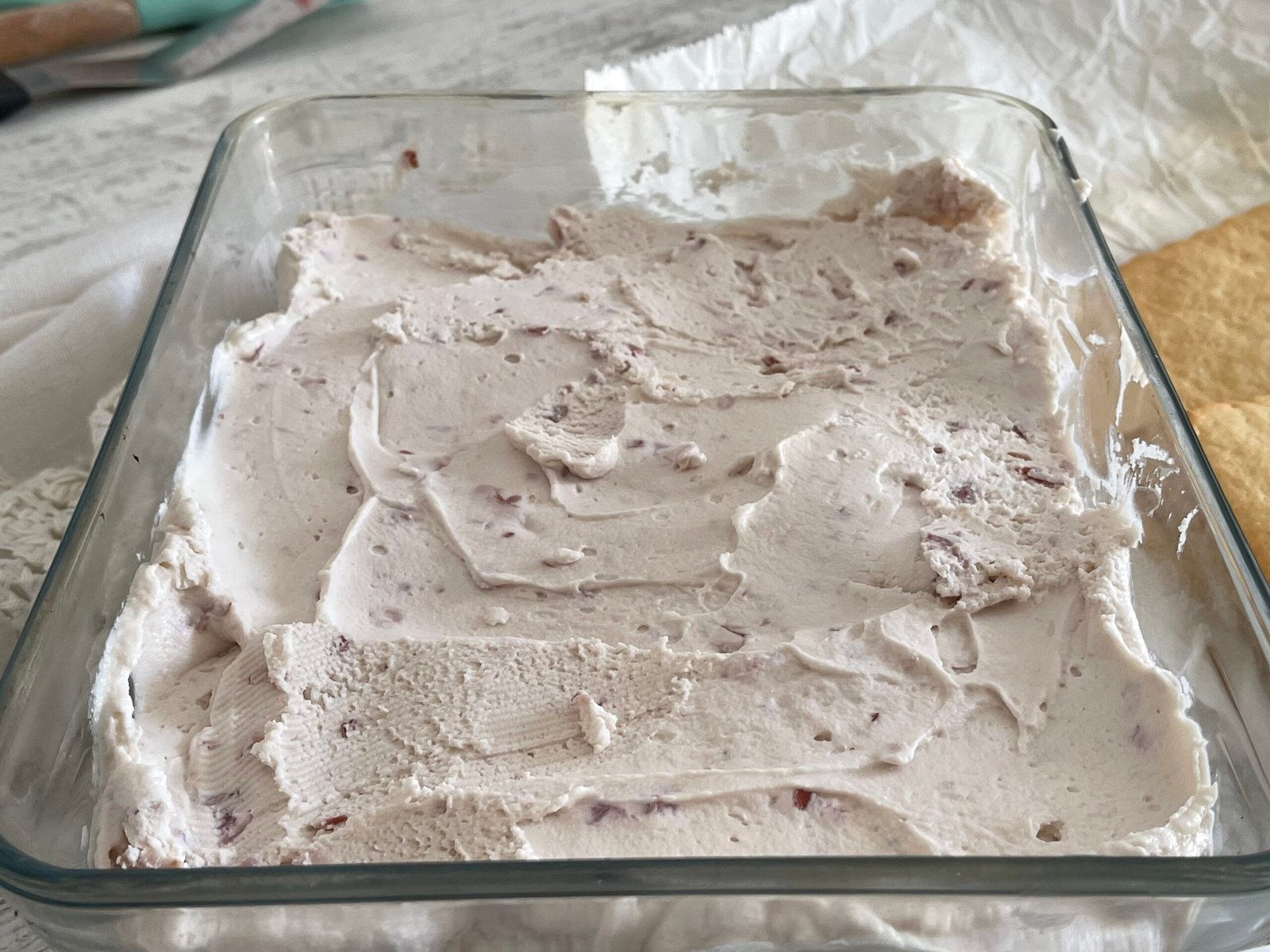 Crema cu lychee pentru prajitura se pastreaza la rece pana la umplerea foilor