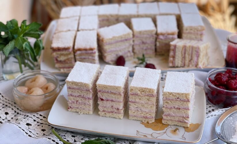 Prăjitură reinterpretată Albă ca Zăpada cu cocos, lychee și zmeură