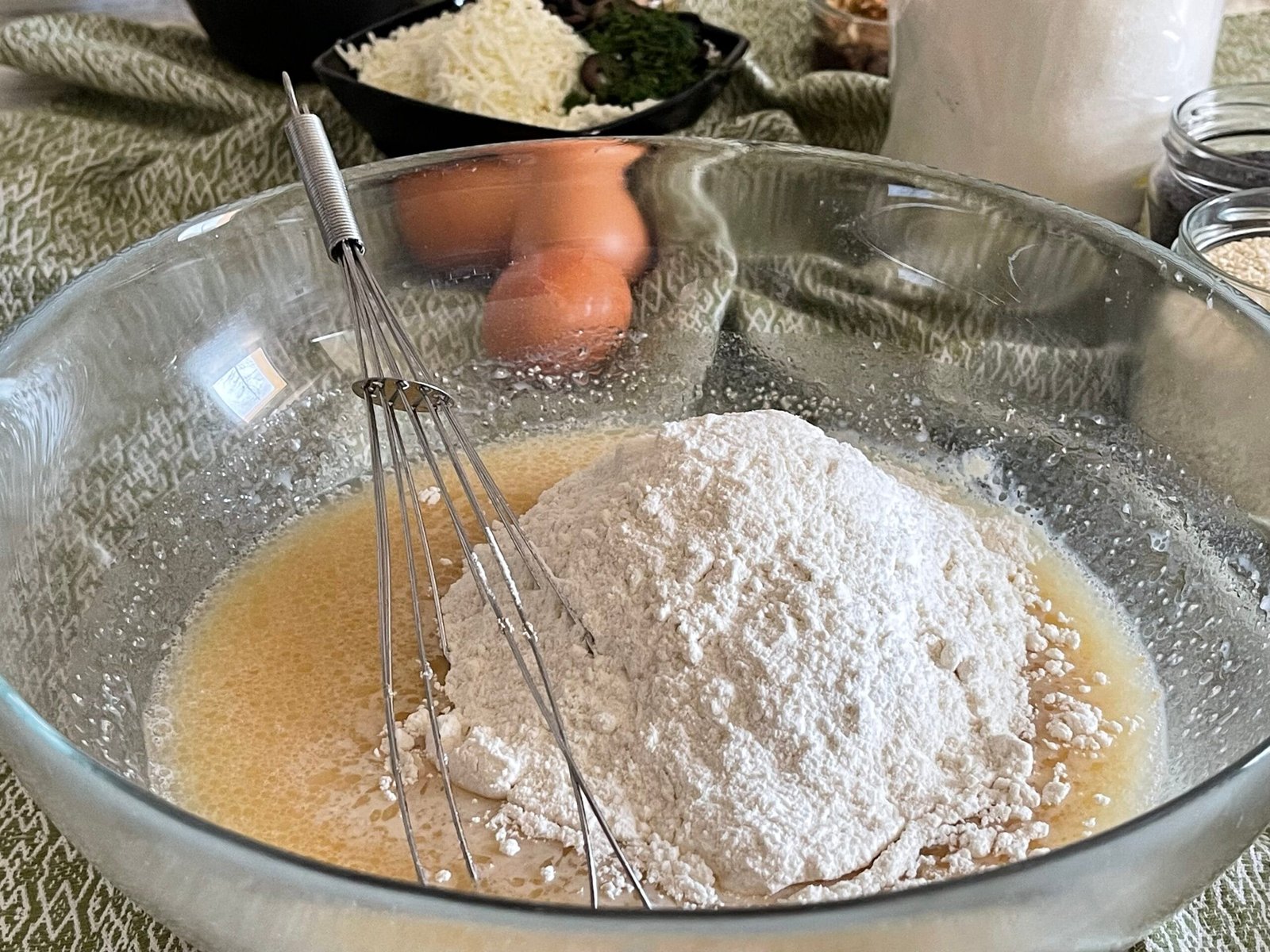adaugare faina treptata drojdie lapte aluat romburi fragede