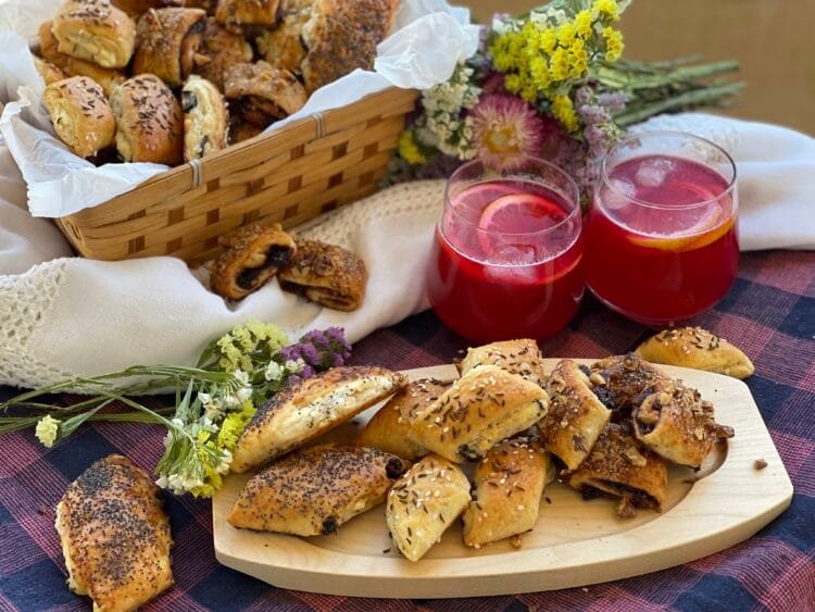 romburi fragede umpluturi dulci sarate servire limonada fructe de padure vara gustare