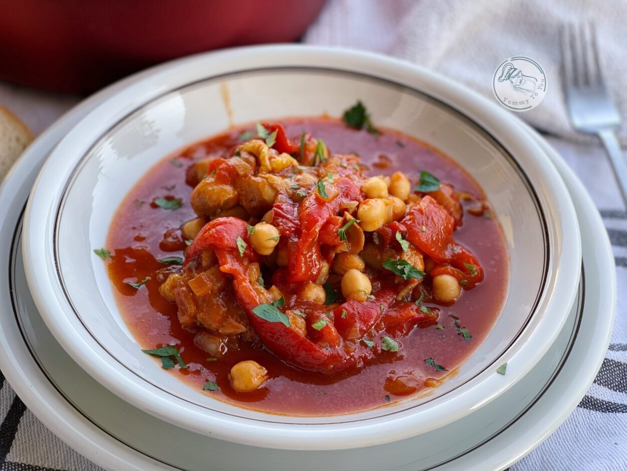 Pui cu năut și ardei copți – Rețetă rapidă într-o singură tigaie